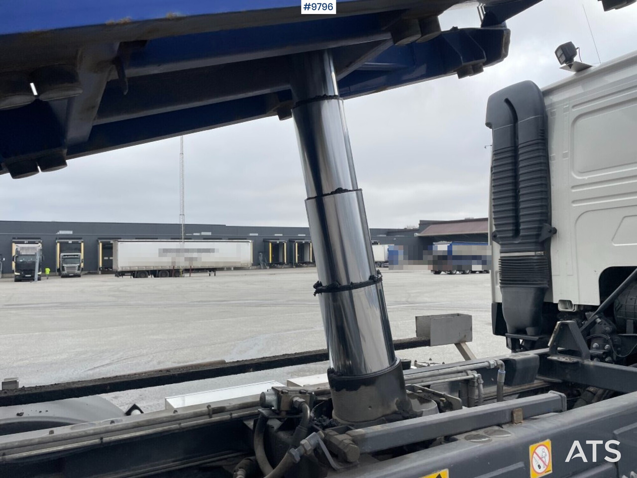 Самосвал Volvo FM 370 6x2 Spreader truck: фото 15