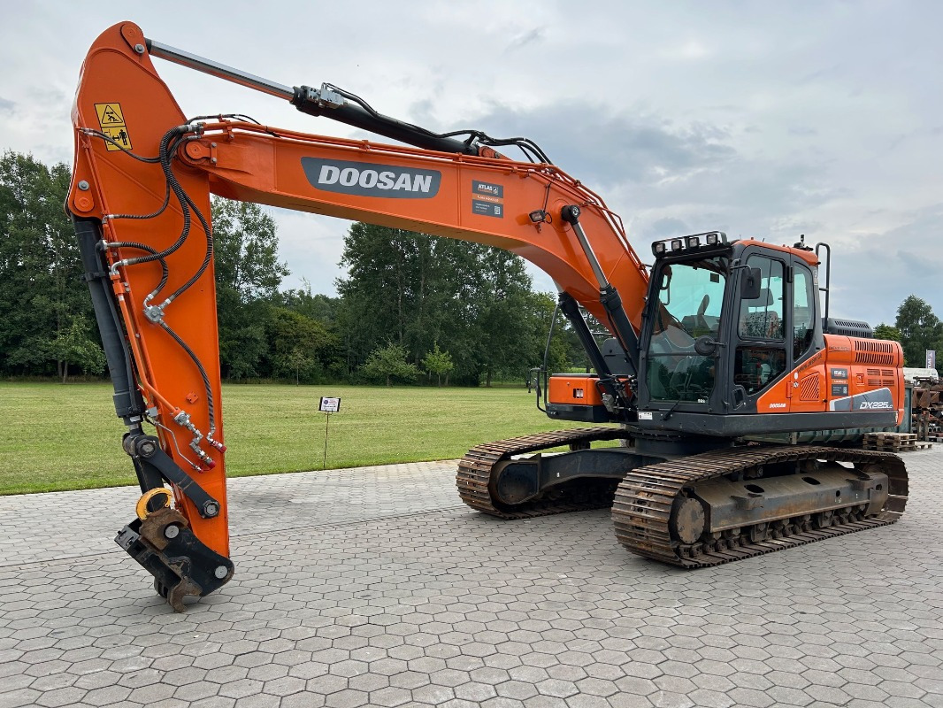 Doosan DX225LC-5 - Гусеничный экскаватор: фото 1 Doosan DX225LC-5 - Гусеничный экскаватор: фото 1