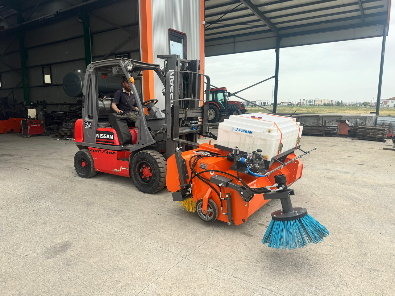 SAYGINLAR FORKLIFT MOUNTED ROAD SWEEPER - Щетка для Вилочных погрузчиков: фото 1 SAYGINLAR FORKLIFT MOUNTED ROAD SWEEPER - Щетка для Вилочных погрузчиков: фото 1