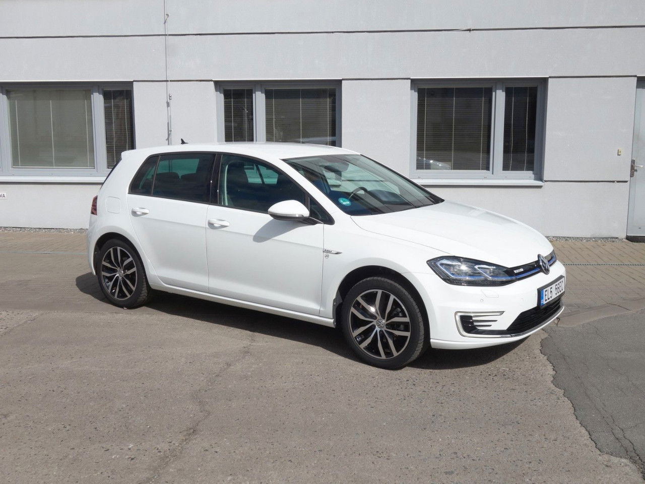 Volkswagen e-Golf VII, 100kW, LED, SHZ, ALU, Virtual, Navi - Легковой автомобиль: фото 4 Volkswagen e-Golf VII, 100kW, LED, SHZ, ALU, Virtual, Navi - Легковой автомобиль: фото 4