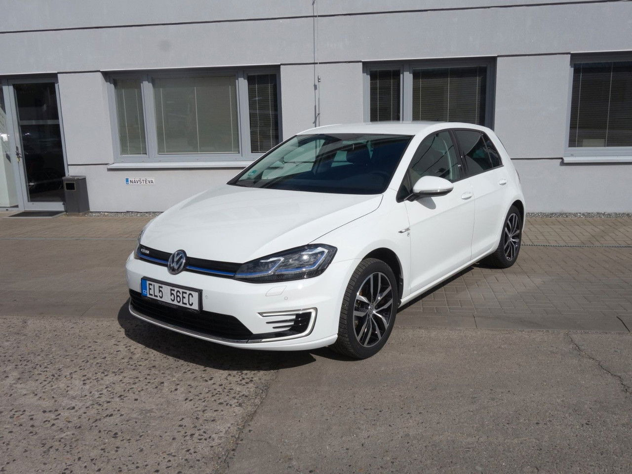Volkswagen e-Golf VII, 100kW, LED, SHZ, ALU, Virtual, Navi - Легковой автомобиль: фото 1 Volkswagen e-Golf VII, 100kW, LED, SHZ, ALU, Virtual, Navi - Легковой автомобиль: фото 1