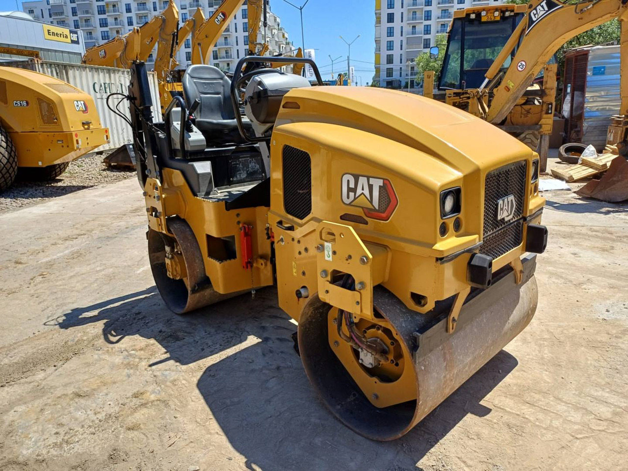 CAT CB2.7-03GC - Каток тротуарный: фото 2 CAT CB2.7-03GC - Каток тротуарный: фото 2