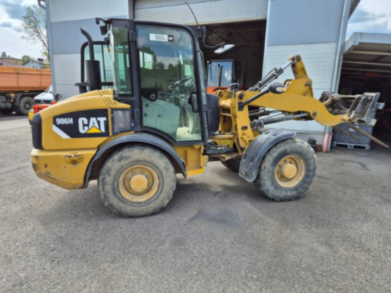 CAT 906H - Колёсный погрузчик: фото 2 CAT 906H - Колёсный погрузчик: фото 2