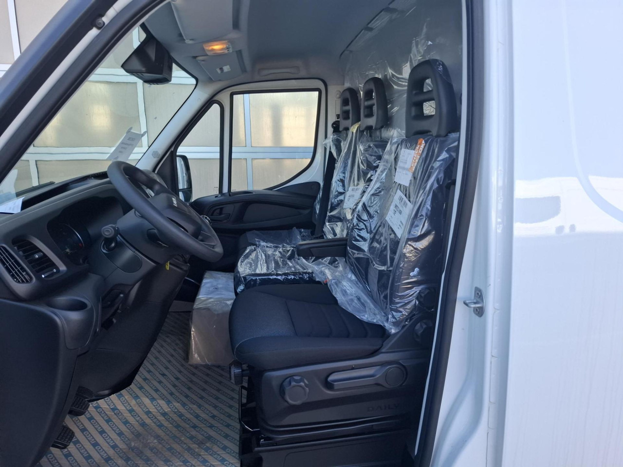 Пассажирский фургон IVECO Daily 35S14V: фото 6