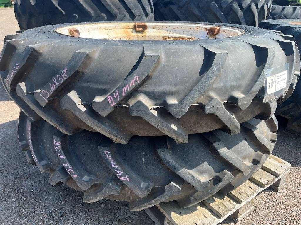 Alliance 13,6-38 Däck På Ford fälg - Шина для Сельскохозяйственной техники: фото 1 Alliance 13,6-38 Däck På Ford fälg - Шина для Сельскохозяйственной техники: фото 1