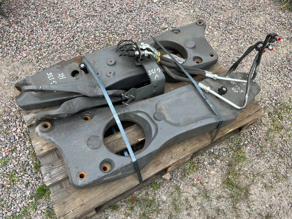 Lastarfäste Quicke Ålö till Valtra G135 - Сцепное устройство: фото 2 Lastarfäste Quicke Ålö till Valtra G135 - Сцепное устройство: фото 2