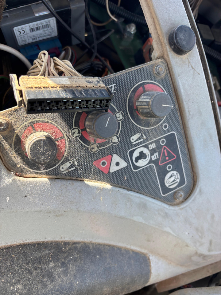 AGCO Massay Ferguson 8480 Przełączniki Przycisk Kabiny Kabinowe - Кабина и интерьер для Сельскохозяйственной техники: фото 1 AGCO Massay Ferguson 8480 Przełączniki Przycisk Kabiny Kabinowe - Кабина и интерьер для Сельскохозяйственной техники: фото 1