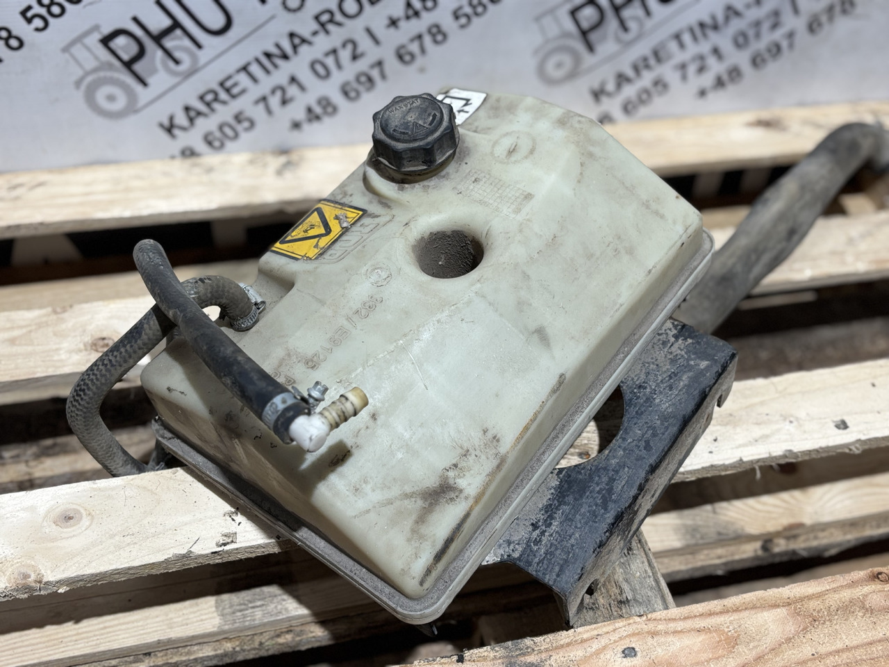 JCB 332/E9125 Zbiornik wyrównawczy płynu chłodniczego - Расширительный бачок для Строительной техники: фото 2 JCB 332/E9125 Zbiornik wyrównawczy płynu chłodniczego - Расширительный бачок для Строительной техники: фото 2