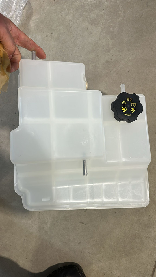 John Deere 7R 7210R 7270R 7230R 7250R 7310R Zbiornik chłodnicy Zbiornik Płynu RE579843 NOWY - Расширительный бачок для Сельскохозяйственной техники: фото 4 John Deere 7R 7210R 7270R 7230R 7250R 7310R Zbiornik chłodnicy Zbiornik Płynu RE579843 NOWY - Расширительный бачок для Сельскохозяйственной техники: фото 4