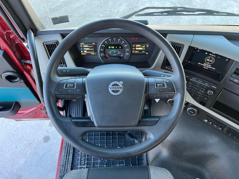 Фото интерьера 2: Грузовик-шасси Volvo FM 330 6x2*4 ONLY 57587 km !!! / HYDRAULICS / CHASSIS L=7740 MM