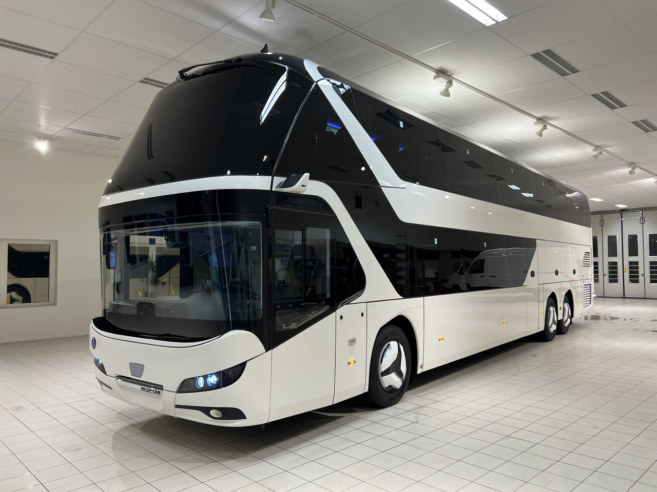 NEOPLAN SKYLINER P06 Euro 6E V.I.P / Exclusive Class (Dark Edition) - Туристический автобус: фото 2 NEOPLAN SKYLINER P06 Euro 6E V.I.P / Exclusive Class (Dark Edition) - Туристический автобус: фото 2