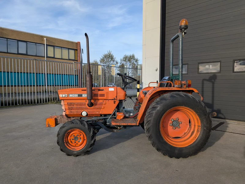 Kubota B8200 D8200 - Трактор: фото 2 Kubota B8200 D8200 - Трактор: фото 2