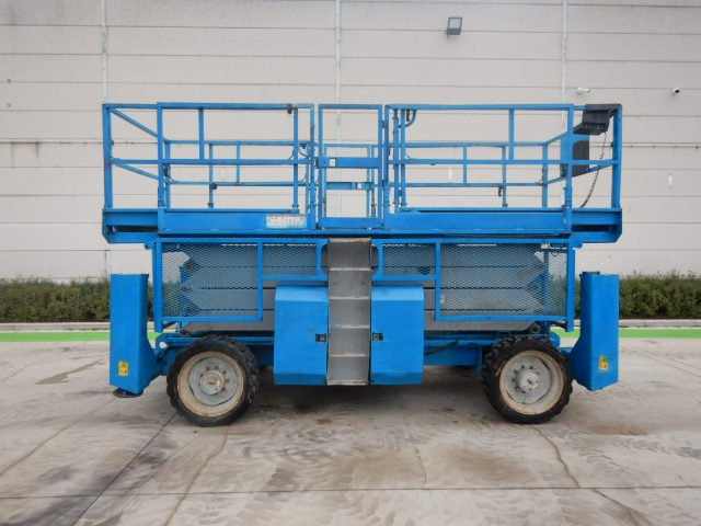 Used scissor Lift Diesel 4x4 GENIE GS-4390-RT - Ножничный подъемник: фото 2 Used scissor Lift Diesel 4x4 GENIE GS-4390-RT - Ножничный подъемник: фото 2