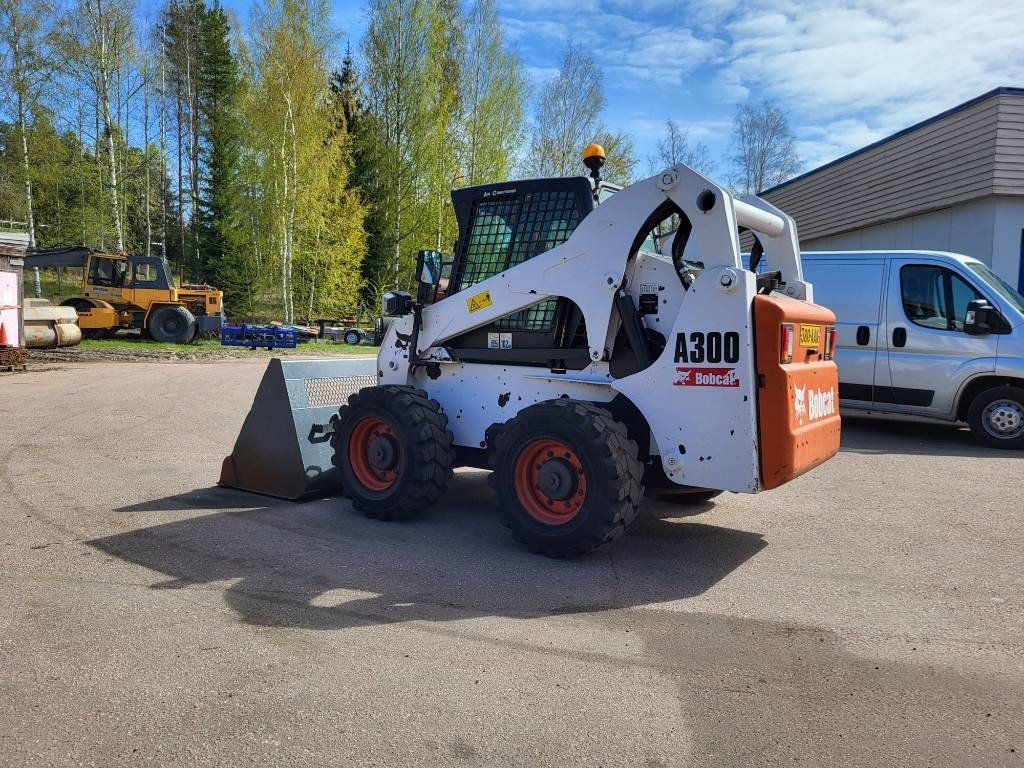 Bobcat A 300 - Мини-погрузчик с бортовым поворотом: фото 1 Bobcat A 300 - Мини-погрузчик с бортовым поворотом: фото 1