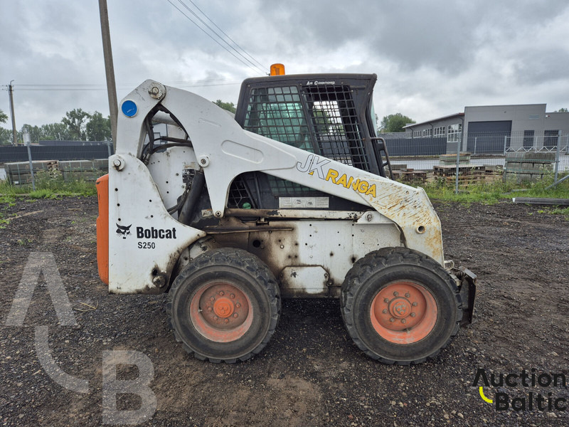 Bobcat S 250 - Мини-погрузчик с бортовым поворотом: фото 3 Bobcat S 250 - Мини-погрузчик с бортовым поворотом: фото 3