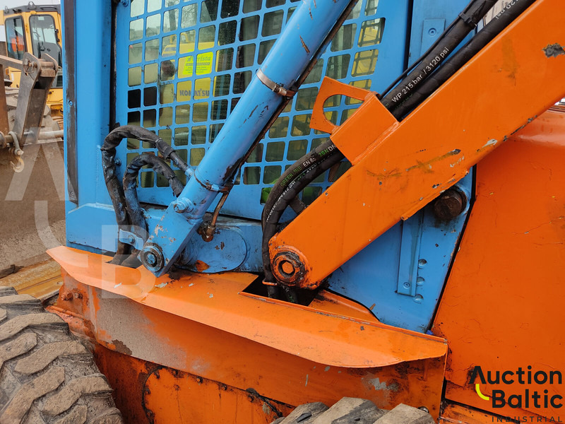 Мини-погрузчик с бортовым поворотом New Holland LS 185 B: фото 14