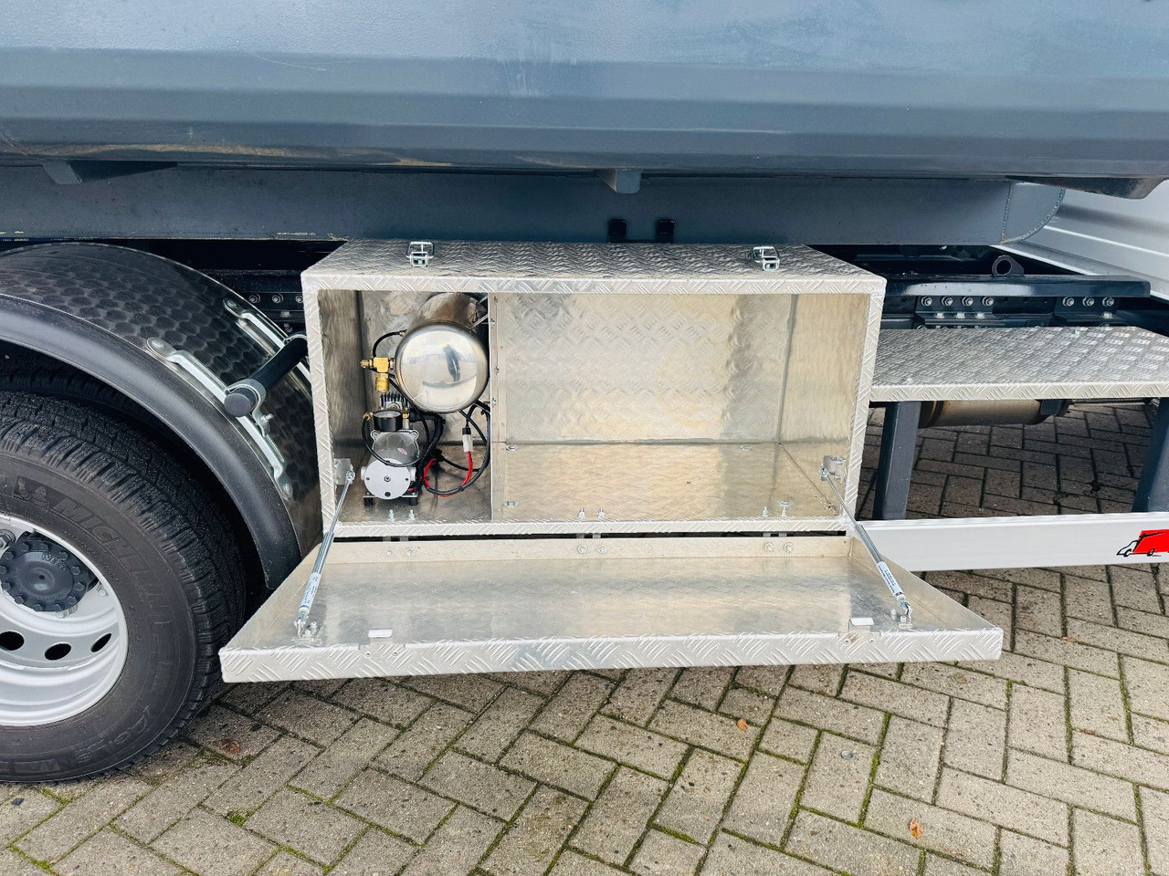 Iveco Daily 70C18H Hyva Abrollkipper - Крюковой мультилифт: фото 5 Iveco Daily 70C18H Hyva Abrollkipper - Крюковой мультилифт: фото 5