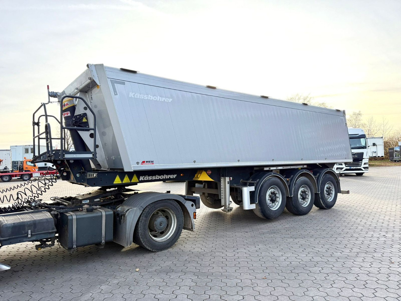 Kässbohrer K.SKA Aluminium Kipper 30m³ Top Zustand - Самосвальный полуприцеп: фото 3 Kässbohrer K.SKA Aluminium Kipper 30m³ Top Zustand - Самосвальный полуприцеп: фото 3