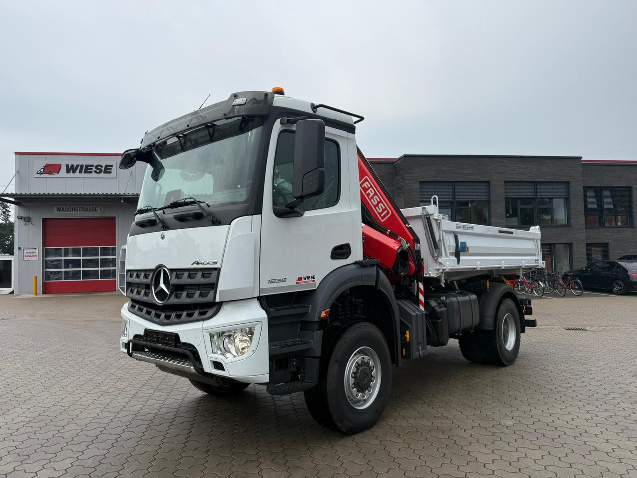 Mercedes-Benz Arocs 1835 4x2 Meiller Fassi F135 Kran Kipper - Автоманипулятор: фото 1 Mercedes-Benz Arocs 1835 4x2 Meiller Fassi F135 Kran Kipper - Автоманипулятор: фото 1