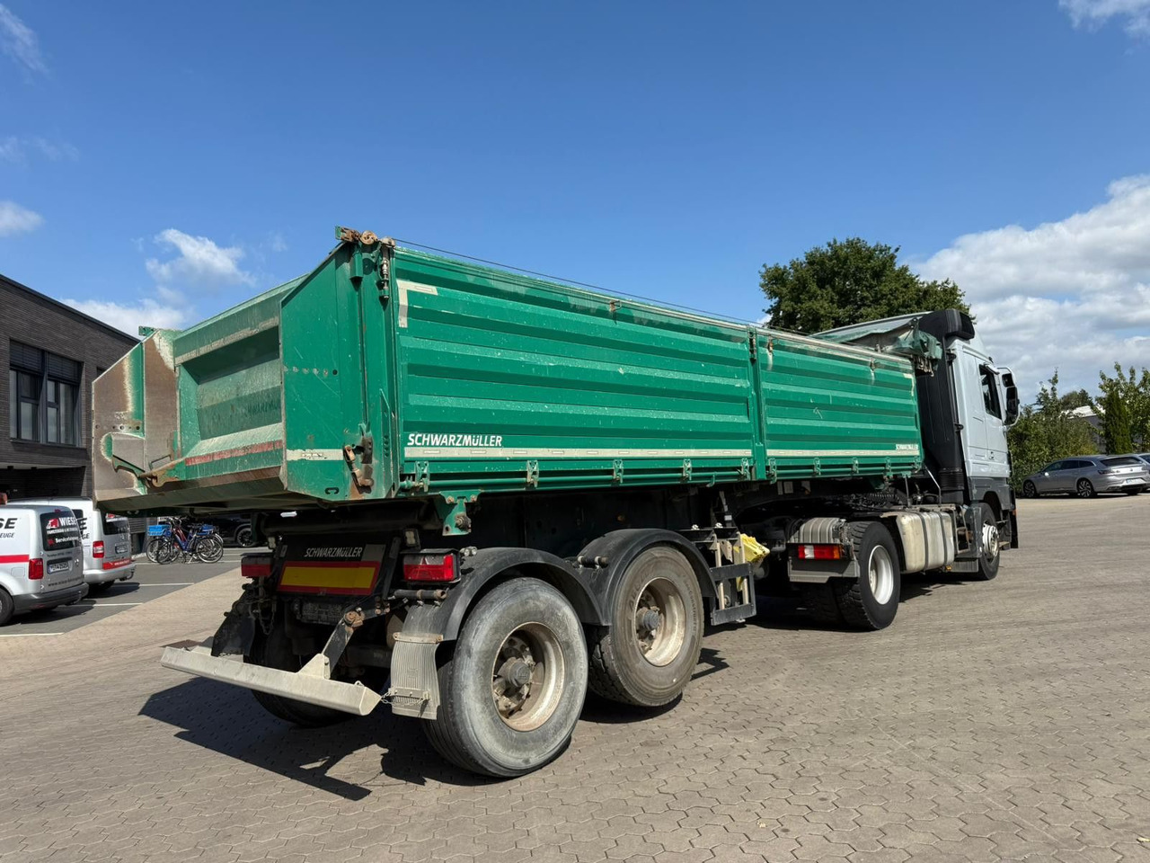 Schwarzmüller 2 Achs Dreiseitenkipper 21m³ mit elektr. Verdeck - Самосвальный полуприцеп: фото 3 Schwarzmüller 2 Achs Dreiseitenkipper 21m³ mit elektr. Verdeck - Самосвальный полуприцеп: фото 3