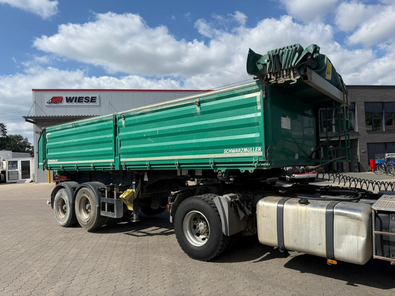 Schwarzmüller 2 Achs Dreiseitenkipper 21m³ mit elektr. Verdeck - Самосвальный полуприцеп: фото 2 Schwarzmüller 2 Achs Dreiseitenkipper 21m³ mit elektr. Verdeck - Самосвальный полуприцеп: фото 2