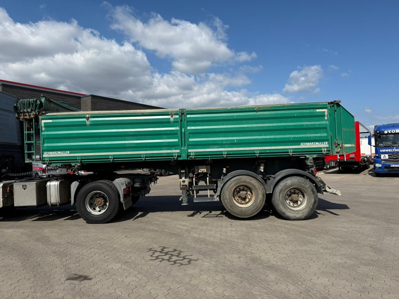 Schwarzmüller 2 Achs Dreiseitenkipper 21m³ mit elektr. Verdeck - Самосвальный полуприцеп: фото 5 Schwarzmüller 2 Achs Dreiseitenkipper 21m³ mit elektr. Verdeck - Самосвальный полуприцеп: фото 5