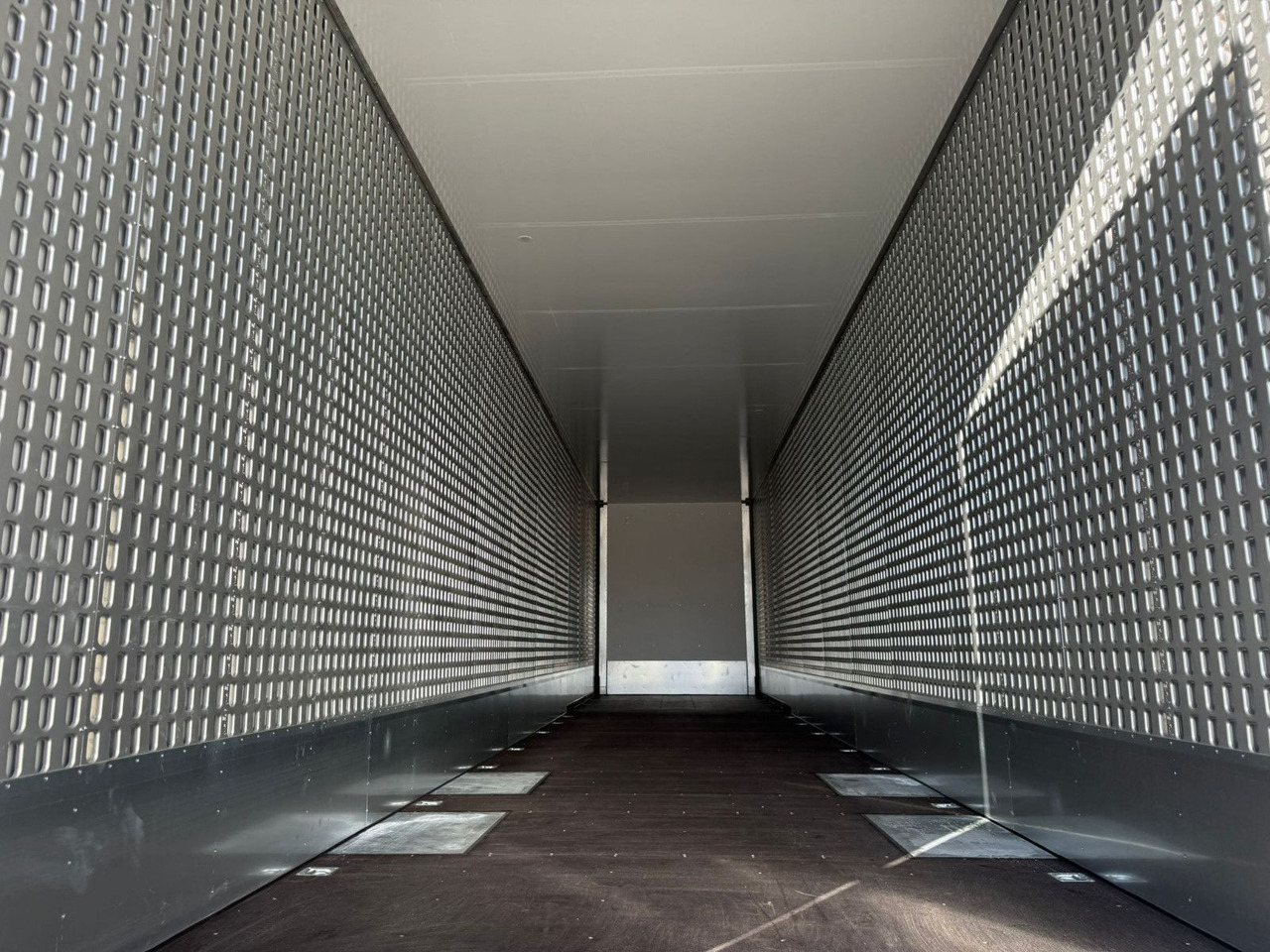 Полуприцеп-фургон Talson TGG TAL 12/18 Mega Kofferauflieger 99m³: фото 7