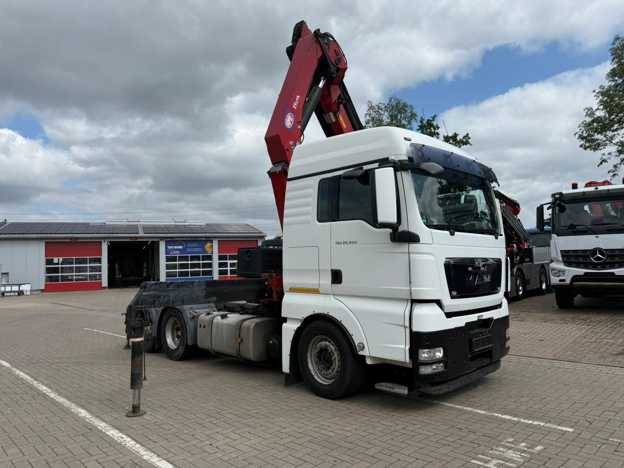 MAN TGX 26.440 6x2 mit HMF 3000-5 Kran TÜV NEU - Тягач: фото 2 MAN TGX 26.440 6x2 mit HMF 3000-5 Kran TÜV NEU - Тягач: фото 2