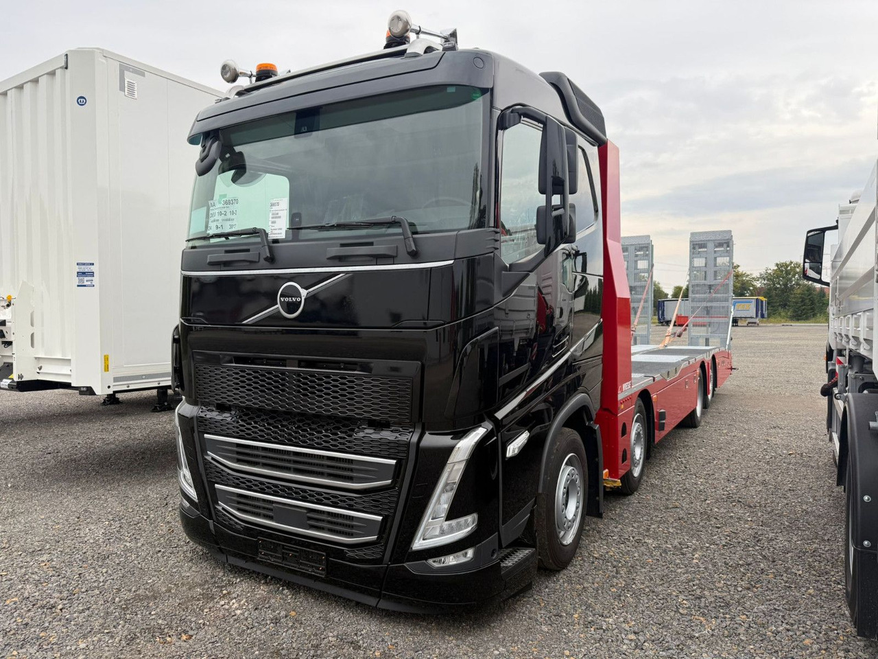 Volvo Arbeitsbühnen Baumaschinentransporter mit Rampen - Эвакуатор: фото 2 Volvo Arbeitsbühnen Baumaschinentransporter mit Rampen - Эвакуатор: фото 2