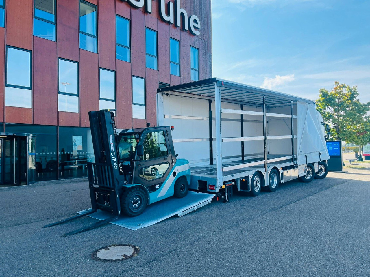 Volvo FH 500 Gabelstaplertransporter LBW Dhollandia 9t - Тентованный грузовик: фото 1 Volvo FH 500 Gabelstaplertransporter LBW Dhollandia 9t - Тентованный грузовик: фото 1