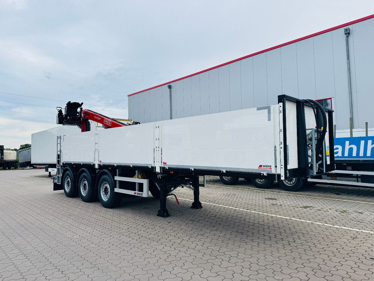 Wiese Baustoffauflieger - Heckkran Kran Fassi - Полуприцеп бортовой/ Платформа: фото 2 Wiese Baustoffauflieger - Heckkran Kran Fassi - Полуприцеп бортовой/ Платформа: фото 2