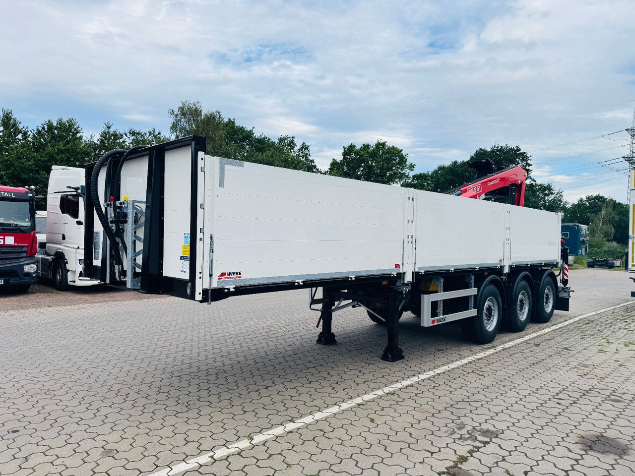 Wiese Baustoffauflieger - Heckkran Kran Fassi - Полуприцеп бортовой/ Платформа: фото 1 Wiese Baustoffauflieger - Heckkran Kran Fassi - Полуприцеп бортовой/ Платформа: фото 1