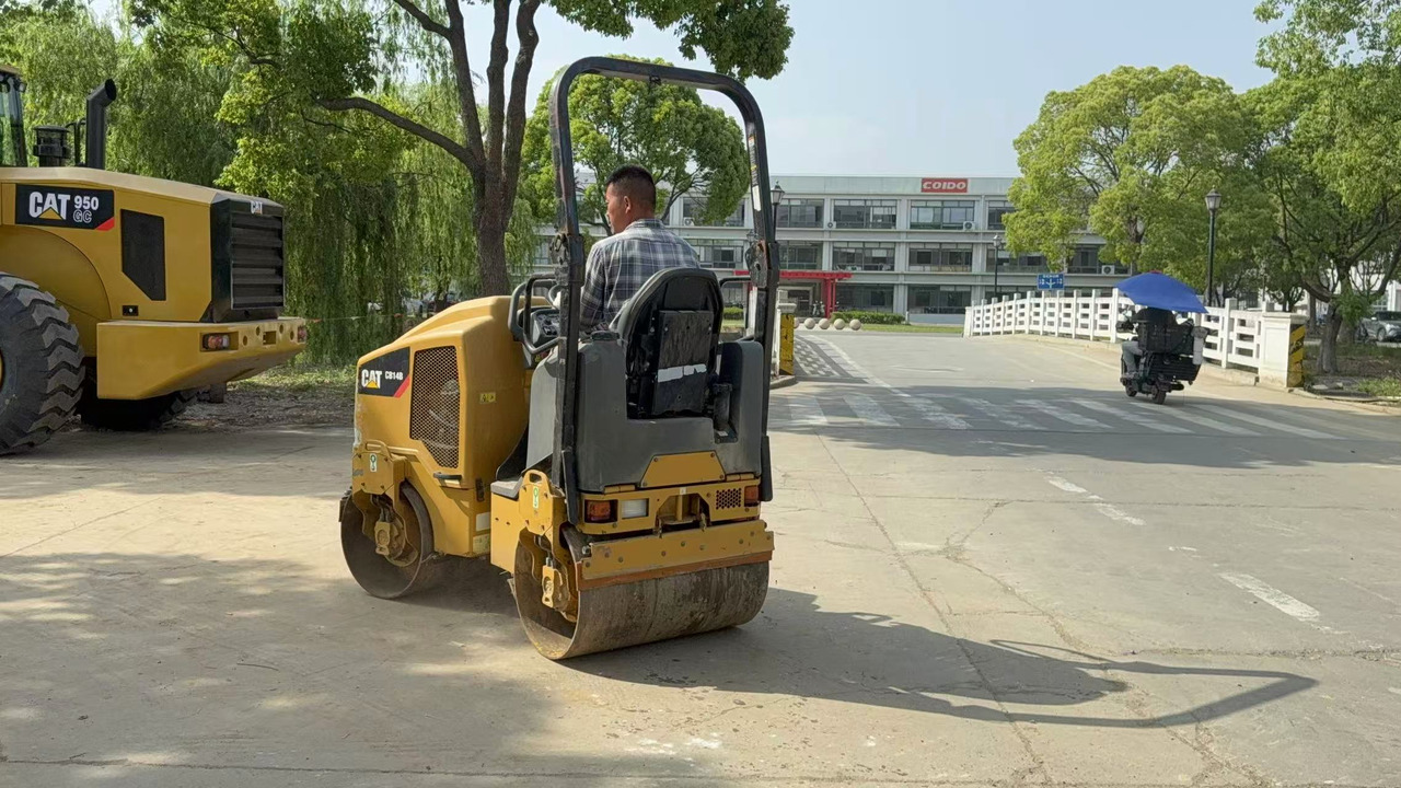 CATERPILLAR CB14B - Каток: фото 1 CATERPILLAR CB14B - Каток: фото 1