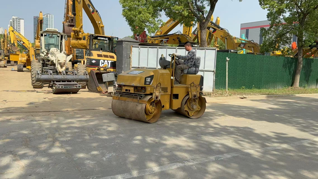CATERPILLAR CB24B - Каток: фото 1 CATERPILLAR CB24B - Каток: фото 1