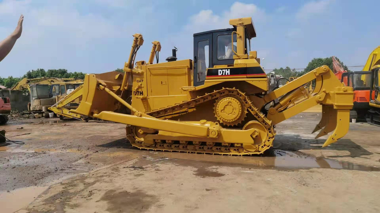CATERPILLAR D7H - Бульдозер: фото 1 CATERPILLAR D7H - Бульдозер: фото 1