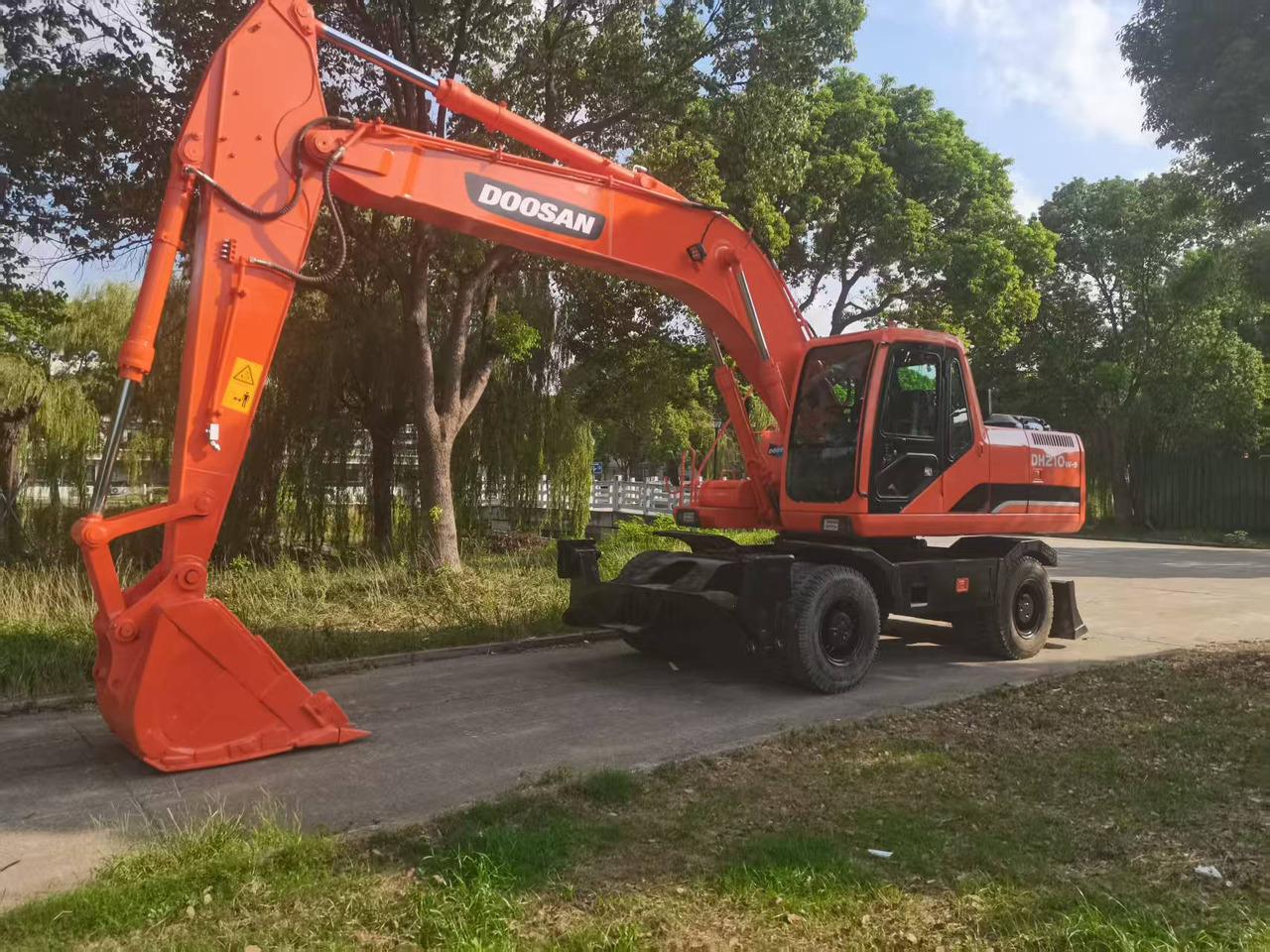 DOOSAN DH210W-9C - Колёсный экскаватор: фото 1 DOOSAN DH210W-9C - Колёсный экскаватор: фото 1
