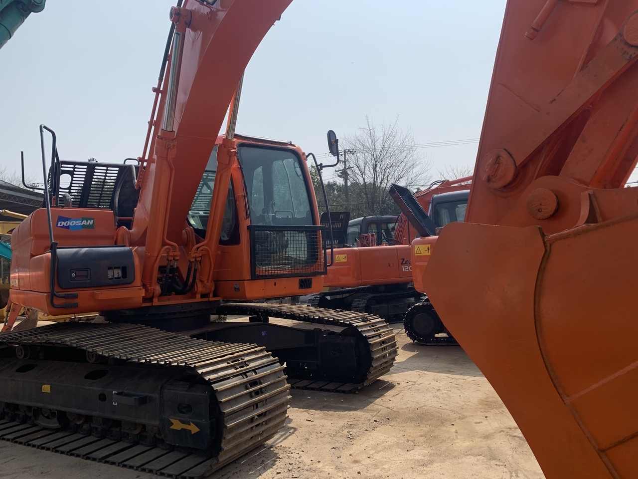 DOOSAN DX225LC - Гусеничный экскаватор: фото 1 DOOSAN DX225LC - Гусеничный экскаватор: фото 1