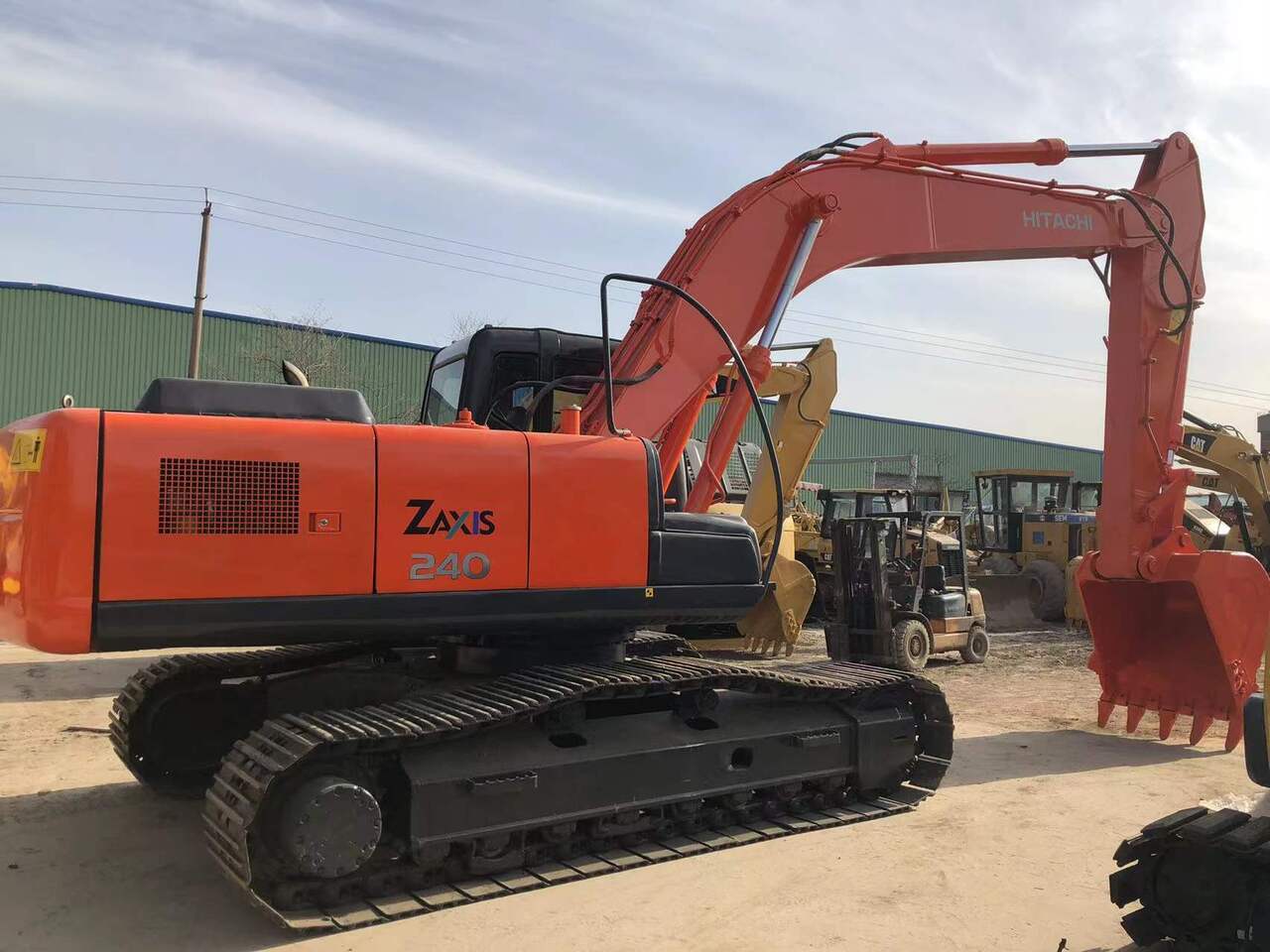 HITACHI ZX240 - Гусеничный экскаватор: фото 1 HITACHI ZX240 - Гусеничный экскаватор: фото 1