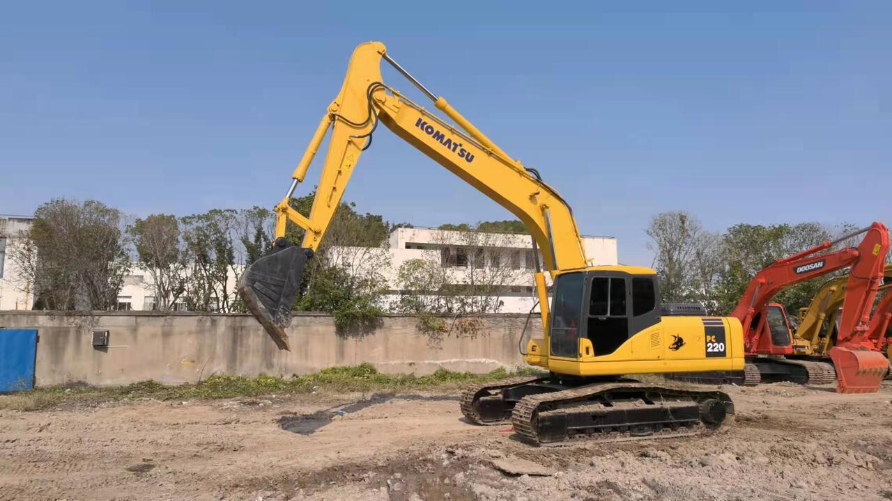 KOMATSU PC220-7 - Гусеничный экскаватор: фото 2 KOMATSU PC220-7 - Гусеничный экскаватор: фото 2