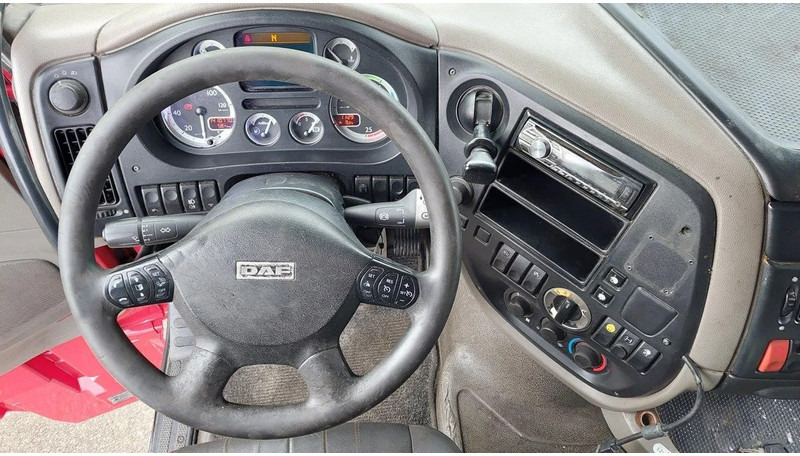 Фото интерьера 3: Тягач DAF XF 105.460 4x2 HYDRAULIC