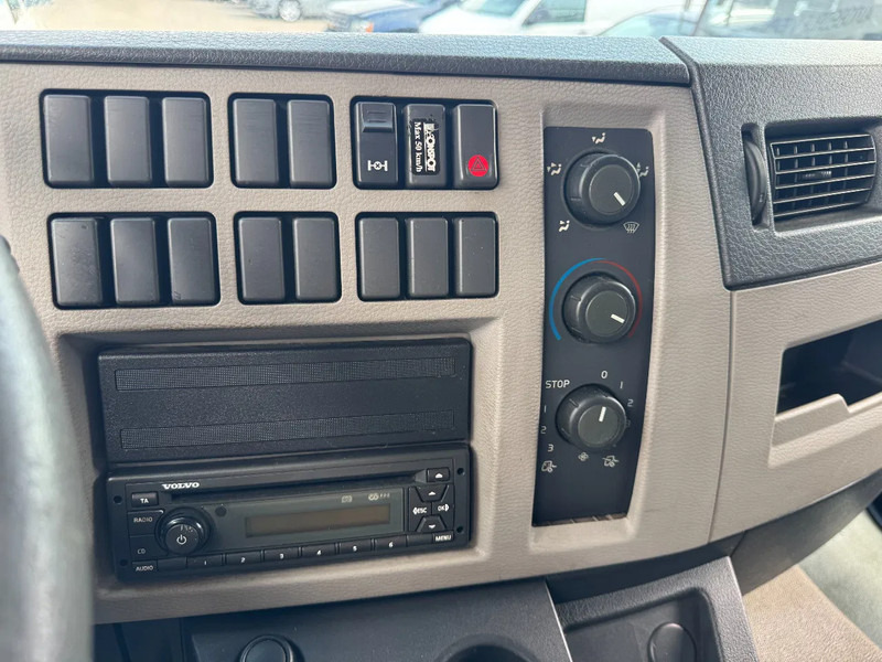 Грузовик с закрытым кузовом Volvo FL 240 **EURO 4-MANUAL GEARBOX**: фото 19