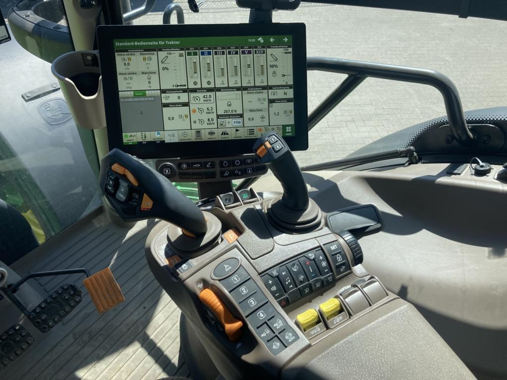 John Deere 6R215 - Трактор: фото 4 John Deere 6R215 - Трактор: фото 4