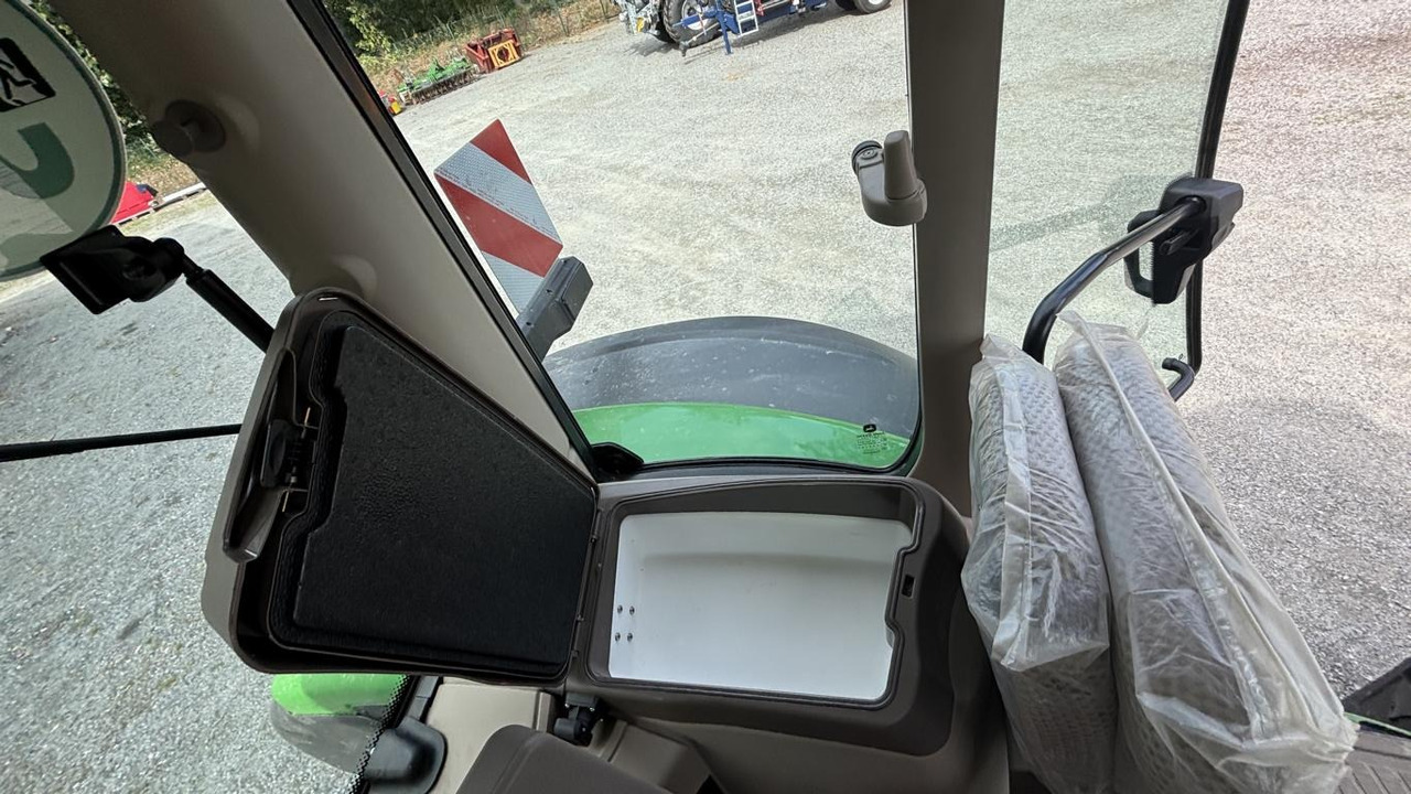 John Deere 6R215 - Трактор: фото 2 John Deere 6R215 - Трактор: фото 2