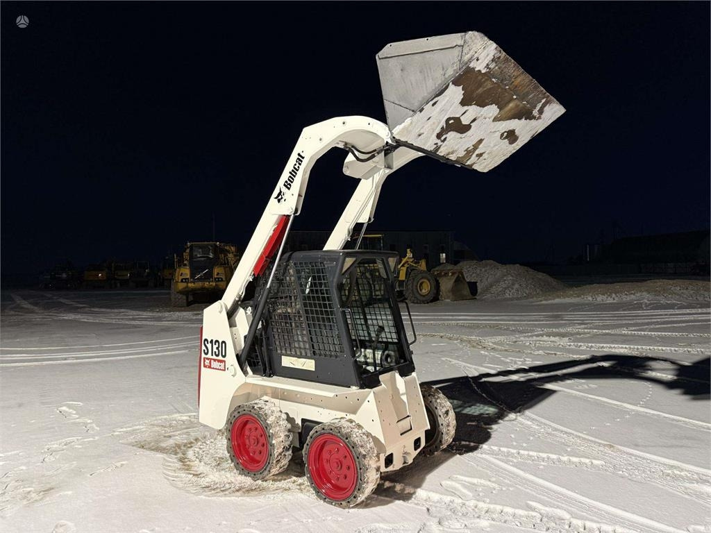 Bobcat S130 - Мини-погрузчик с бортовым поворотом: фото 1 Bobcat S130 - Мини-погрузчик с бортовым поворотом: фото 1
