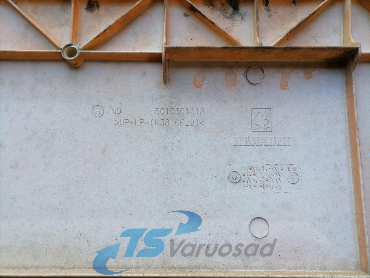 Renault Iluvõre 5010301618 - Решётка радиатора для Грузовиков: фото 4 Renault Iluvõre 5010301618 - Решётка радиатора для Грузовиков: фото 4