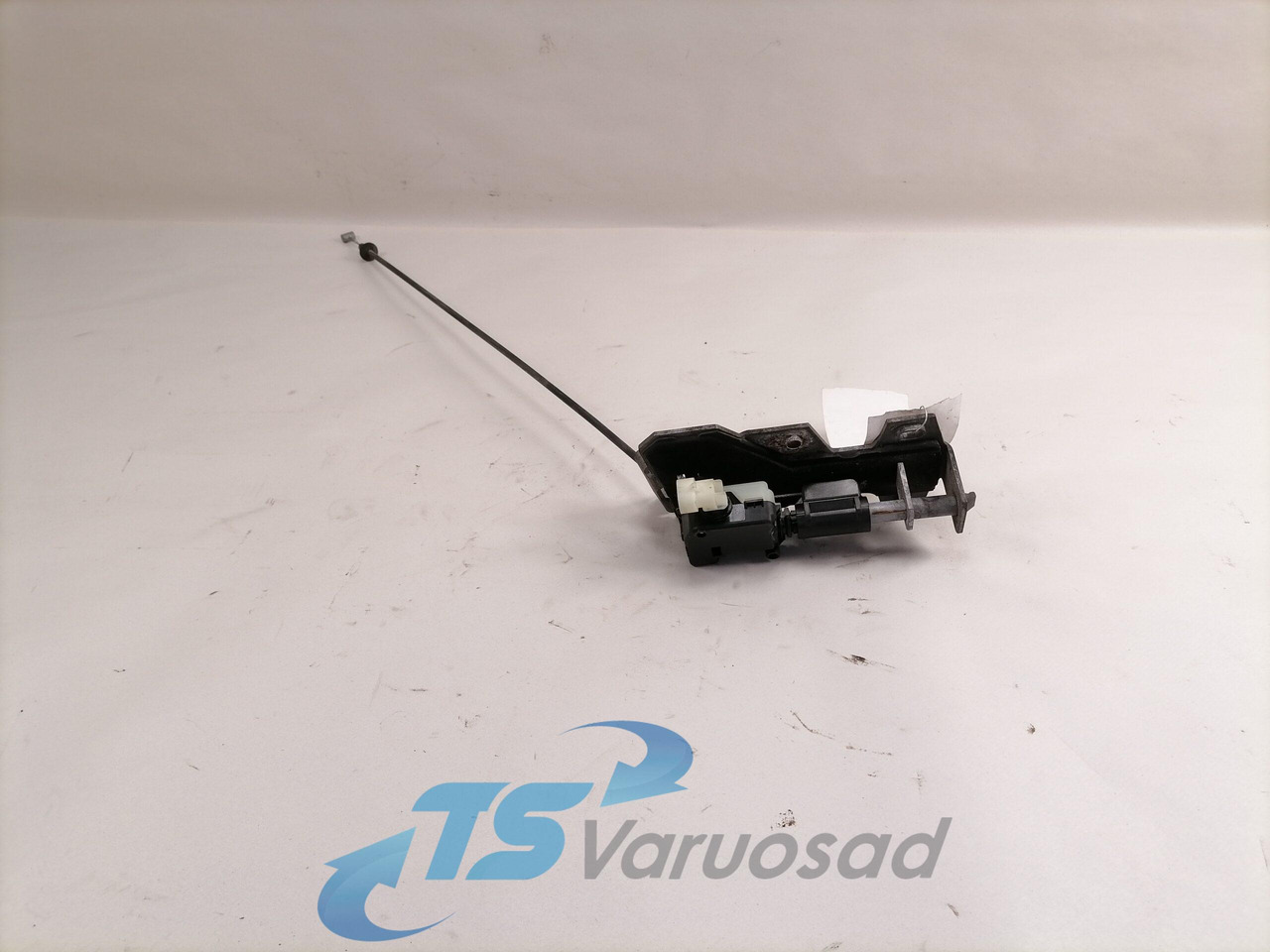 Volvo Iluvõre lukk 82208559 - Решётка радиатора для Грузовиков: фото 1 Volvo Iluvõre lukk 82208559 - Решётка радиатора для Грузовиков: фото 1