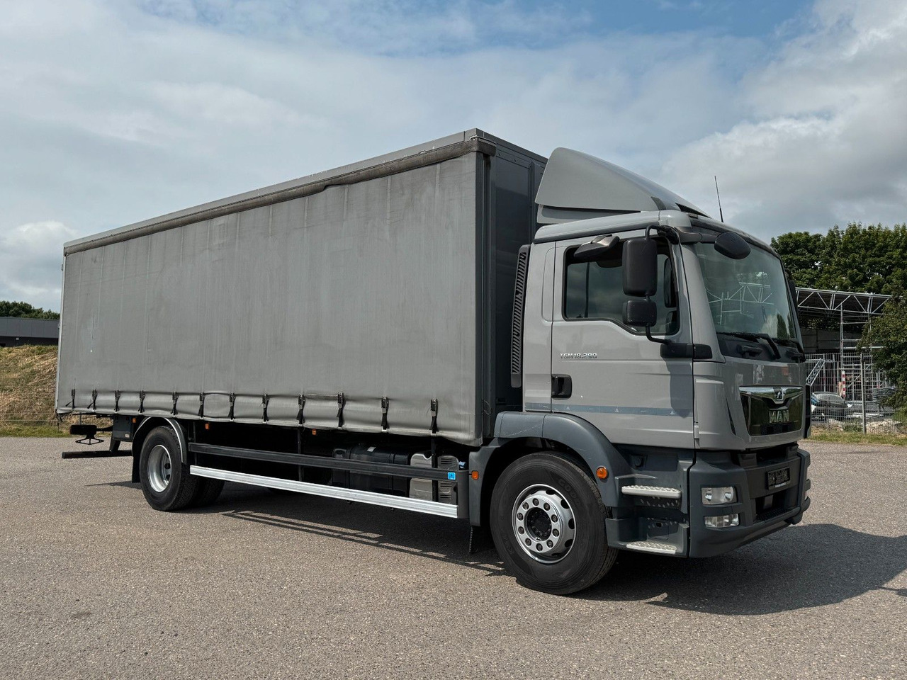 MAN 18.290 4X2 Koffer / Plane Top Zustand 8,30 Meter - Тентованный грузовик: фото 1 MAN 18.290 4X2 Koffer / Plane Top Zustand 8,30 Meter - Тентованный грузовик: фото 1