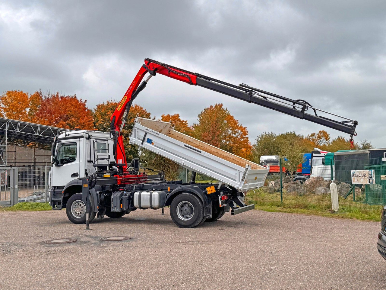 Mercedes-Benz 1840  2140 4X2 Kipper % Kran mit Funk Top Zust. - Самосвал: фото 1 Mercedes-Benz 1840  2140 4X2 Kipper % Kran mit Funk Top Zust. - Самосвал: фото 1