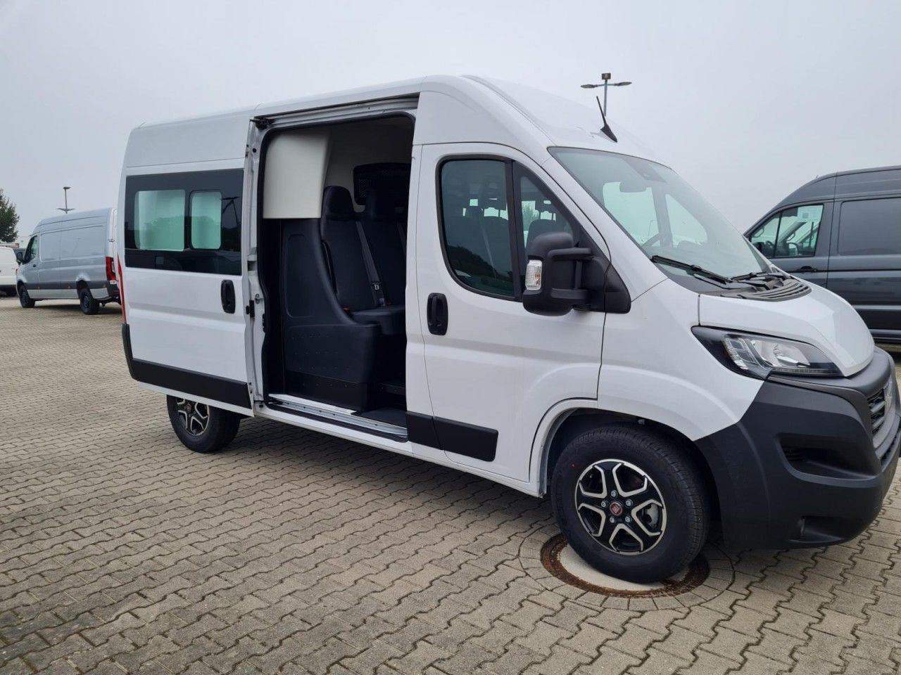 Fiat Ducato 35 Kasten Doka 7-Sitze 2x Schiebetür Maxi - Цельнометаллический фургон, Грузопассажирский фургон: фото 3 Fiat Ducato 35 Kasten Doka 7-Sitze 2x Schiebetür Maxi - Цельнометаллический фургон, Грузопассажирский фургон: фото 3