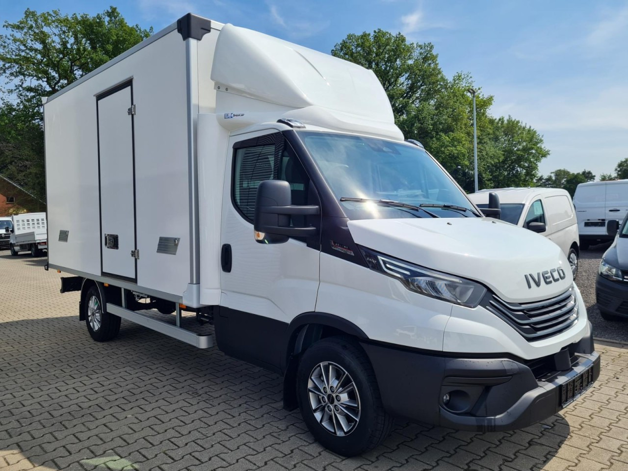 Iveco DAILY 35S18 Koffer Automatik ALU KAMERA NAVI TEMPOMAT - Малотоннажный фургон: фото 3 Iveco DAILY 35S18 Koffer Automatik ALU KAMERA NAVI TEMPOMAT - Малотоннажный фургон: фото 3